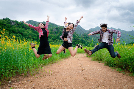 一群快乐的年轻人在登山和自然足迹中空跳跃图片