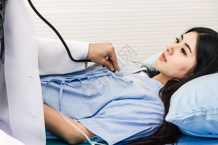 医生在医院用听诊器检查女病人保健和医图片