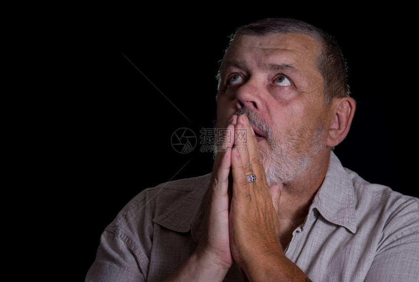 一个祷告的老人仰望着他的非常图片