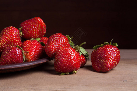 复古背景上的甜草莓木质背景上新鲜成熟的草莓图片