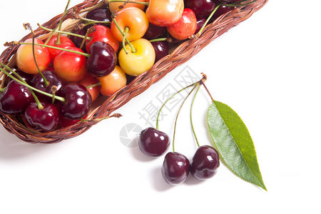 带成熟的黄莓和红甜樱桃果篮子背景图片