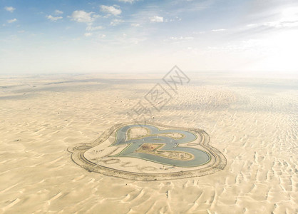 美丽的沙漠的空中观视心形湖泊和对阿拉伯联合酋长国图片