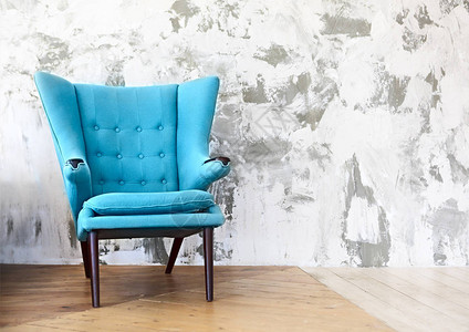 一张蓝色椅子对着白色和灰色墙图片