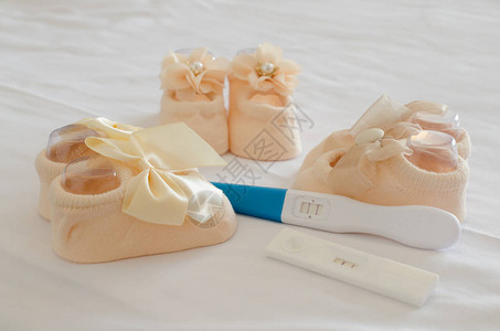 怀孕测试和婴儿鞋图片