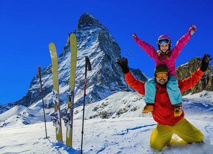 享受山上冬季假期的幸福家庭滑雪太图片