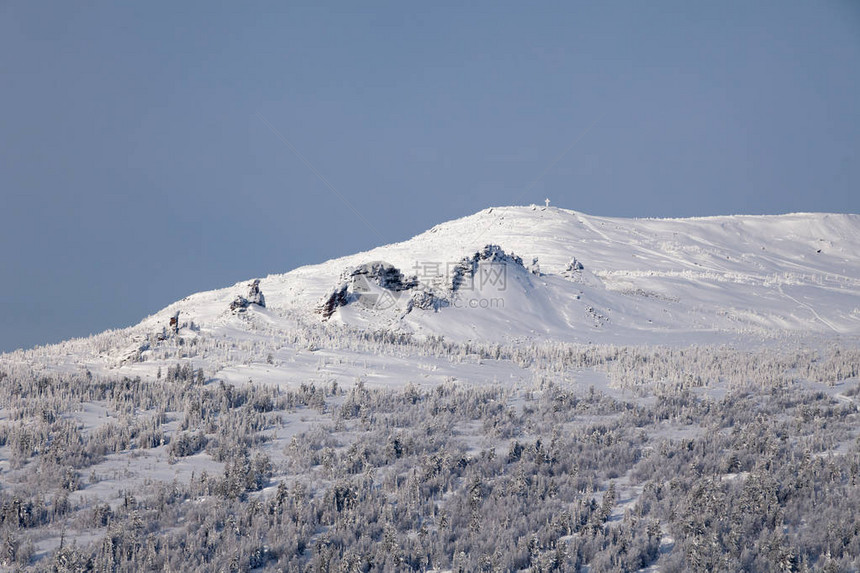 从山顶景观冬季山谷白雪皑的山峰和树木丘陵雾气云层的全景风区图片