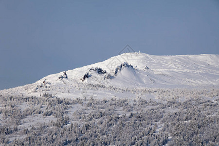 从山顶景观冬季山谷白雪皑的山峰和树木丘陵雾气云层的全景风区图片