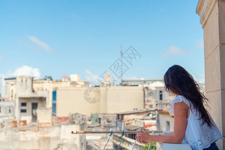 在哈瓦那公寓的老阳台和旧城镇和房屋图片