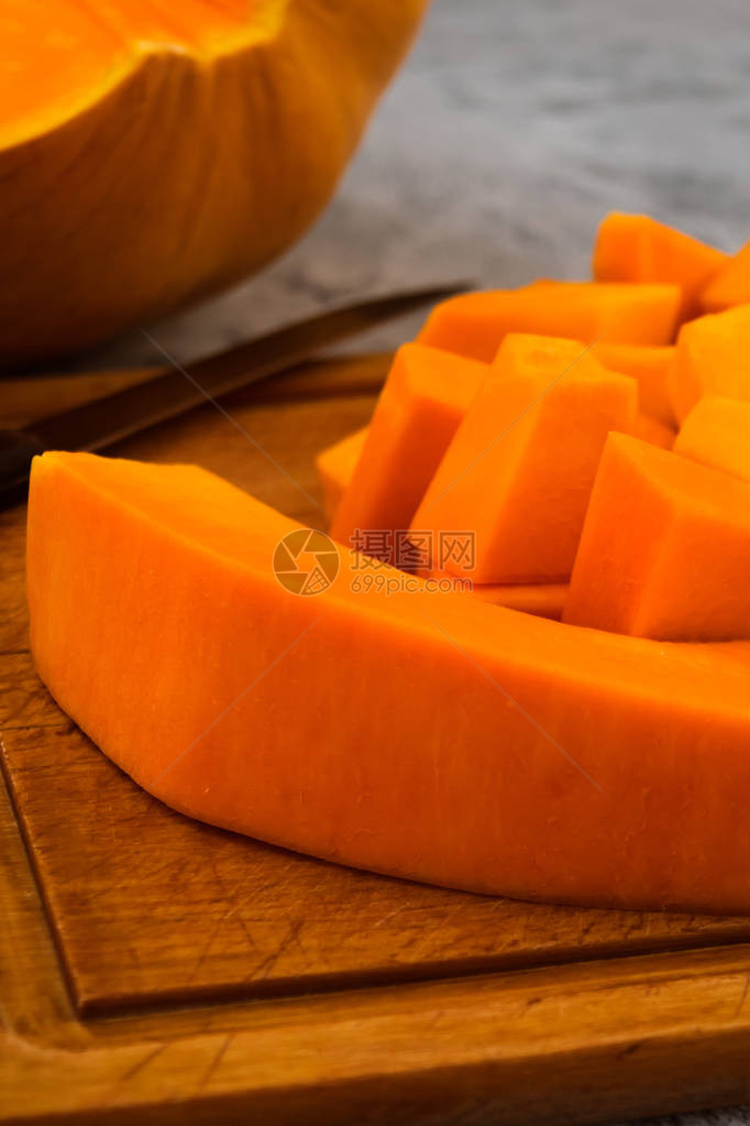 准备成熟的南瓜将橘子果肉切成小块厨房砧板素图片