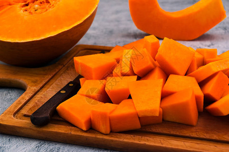 厨房餐桌上的熟南瓜橘子浆生蔬菜蔬图片