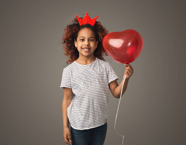 小黑公主在皇冠上心形气球图片