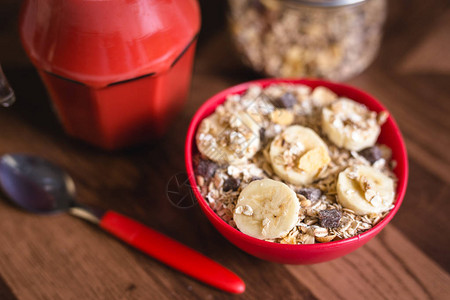 健康的早餐香蕉的切片有燕麦和燕麦图片