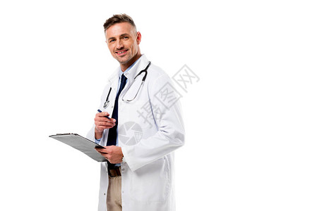 微笑着的医生看着镜头拿着笔与诊断图片