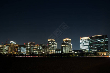 许多大楼的城市夜间照明图片