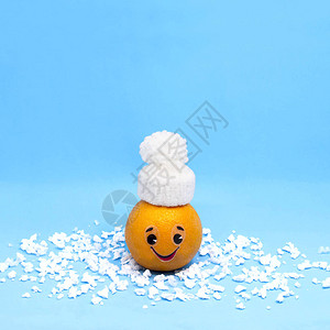 橙色在白色针织帽子的滑稽小人的形式图片