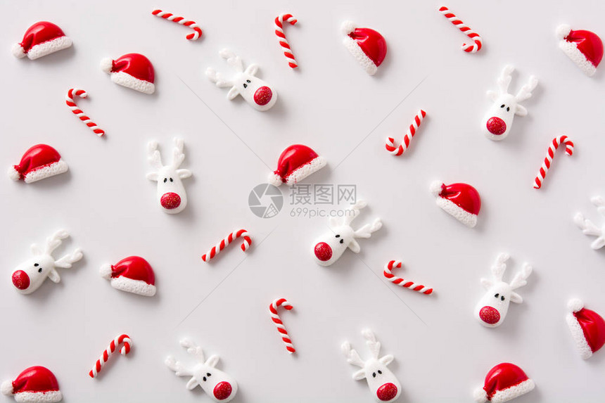 白色背景上的圣诞装饰品模式图片