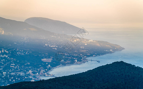 日落时从AiPetri山看雅尔塔市克里米亚高清图片