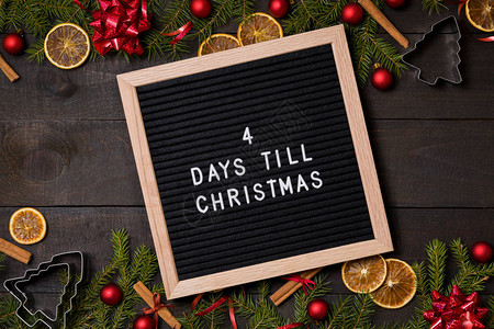 圣诞节倒计时信板用深黑的生锈木头背景和圣诞装饰广告背景图片