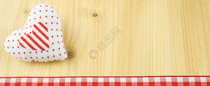 红色白织物心脏红白色彩带木本和横幅背景图片