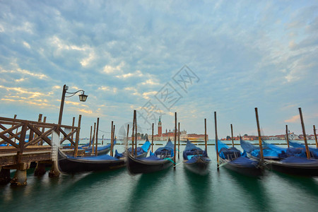 威尼斯大运河上的Gondolas和圣乔治图片
