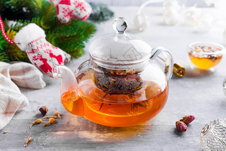 玻璃茶壶花系茶玻璃茶壶热茶和石背景金属蜂蜜棒蜂蜜圣诞概图片