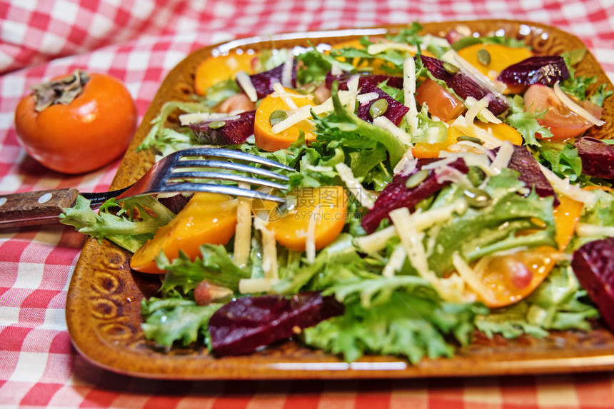 健康沙拉配生菜沙拉柿子和甜菜柿子沙拉图片