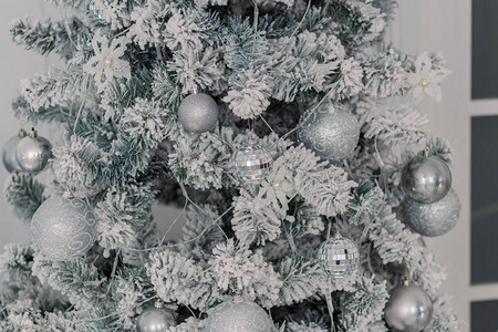 银色圣诞树上的圣诞装饰品图片