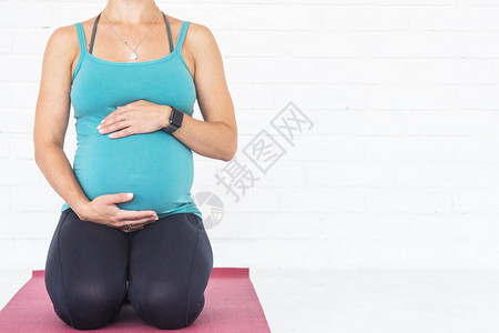怀孕运动健身人和健康的生活方式概念图片