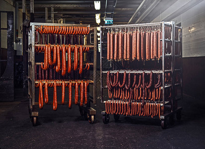 制造香肠的工厂储藏室架图片