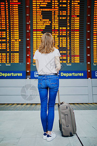 国际机场的年轻女子行李靠近图片