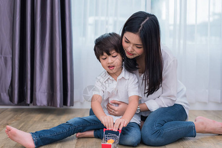 年轻的亚洲妈和儿子在家里玩具母亲和儿子的概念幸福的家庭和甜蜜的家庭主题学前背景图片