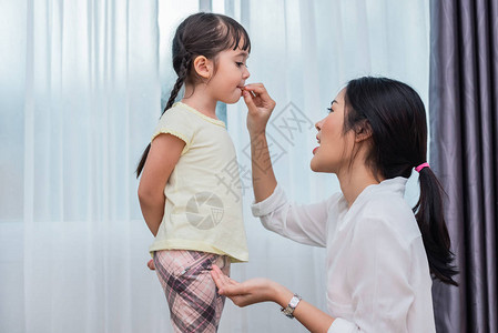 妈用薯片喂孩子喂零食回到学校和教育理念儿童和儿童主题甜蜜的家和图片