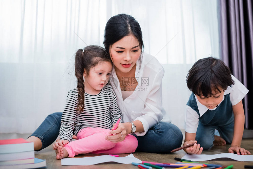母亲在绘画课上教孩子们女儿和子在家里用彩色蜡笔画教师在艺术课堂上培训学生儿童主题的教图片