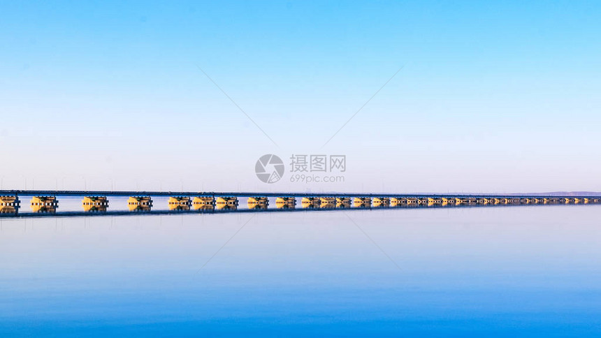 从塞丹卡到德弗里兹半岛的低水桥横跨俄罗斯普里莫斯基克拉伊州的阿穆尔湾图片