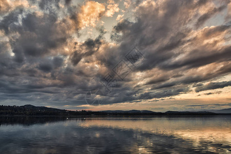 日落时的乌云在瓦雷斯湖上图片