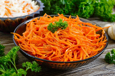 新鲜胡萝卜沙拉韩国辣蔬菜沙拉在木桌上的碗里维生素菜图片