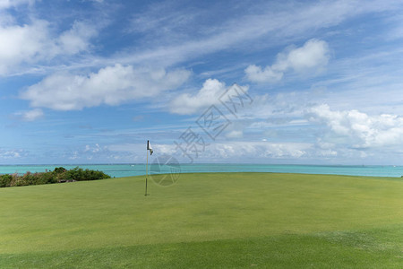 从高尔夫球场到大海的美丽景色图片