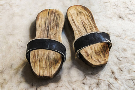 萨博尔一对木板厚的木底鞋用背景