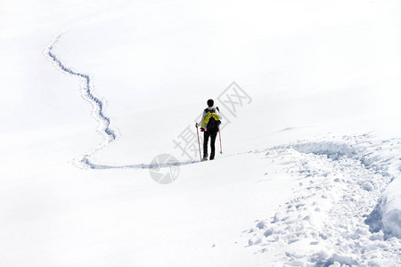 与雪鞋在冬天风景图片