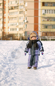 男孩喜欢在小夜里第一次下雪等图片