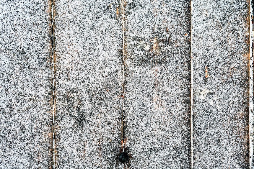 冬天开始了木板背景上的第一场雪图片