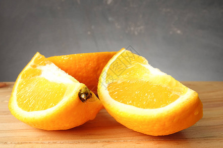 木桌上的橘子在黑底图片