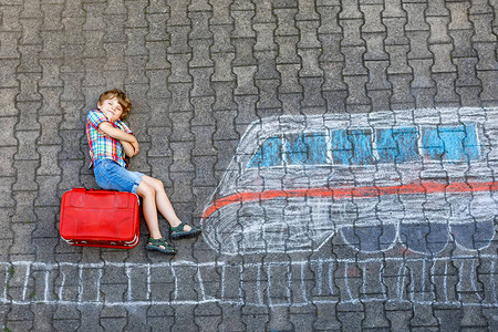 小男孩玩快车图片在沥青上用彩色粉笔画图片