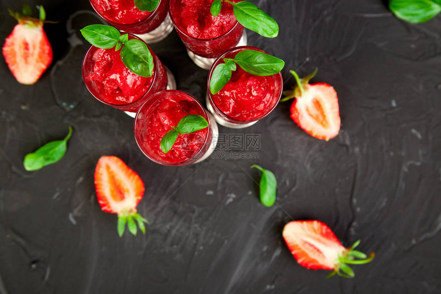 夏季清爽的草莓冰糕图片