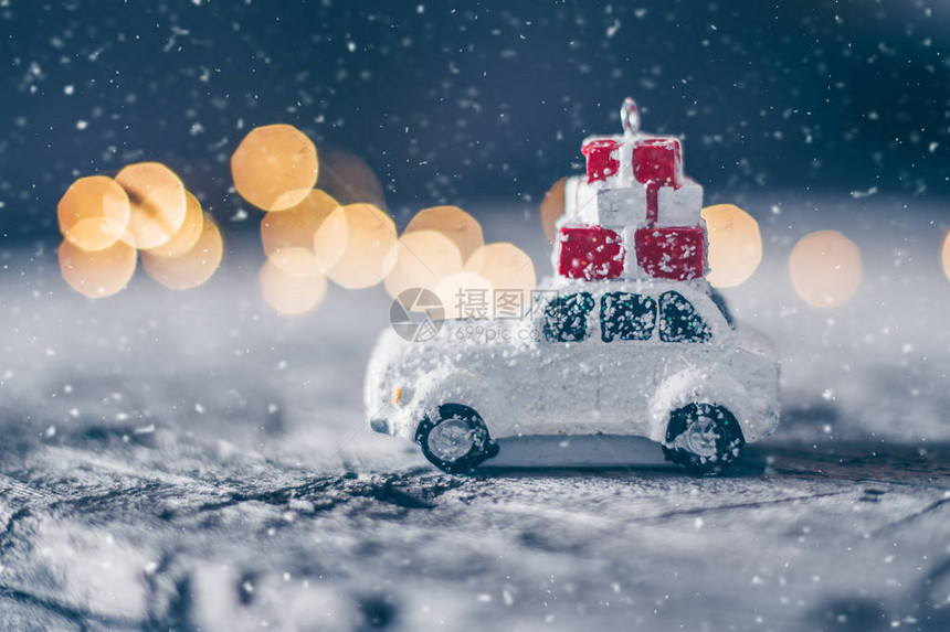 带有玩具汽车和魔术布加的圣诞卡假日概念复制空间摘要背图片