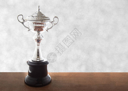 木制桌上的银奖杯用复制空间来赢得奖项图片