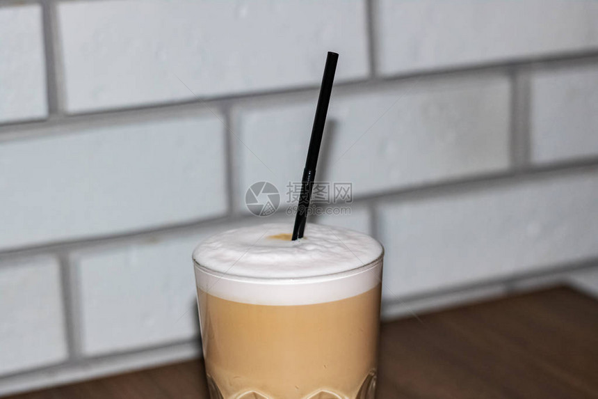 咖啡加牛奶和冰霜饮料在杯中图片