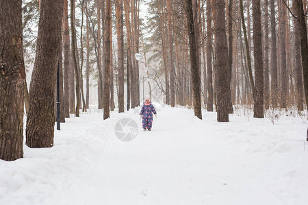 童年自然和冬季概念有趣的笑幼儿女孩在一个美丽的雪地公图片