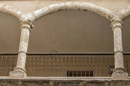 托莱多省托里霍斯市政厅拱门庭院上层凹拱的篮卡斯蒂利亚拉图片