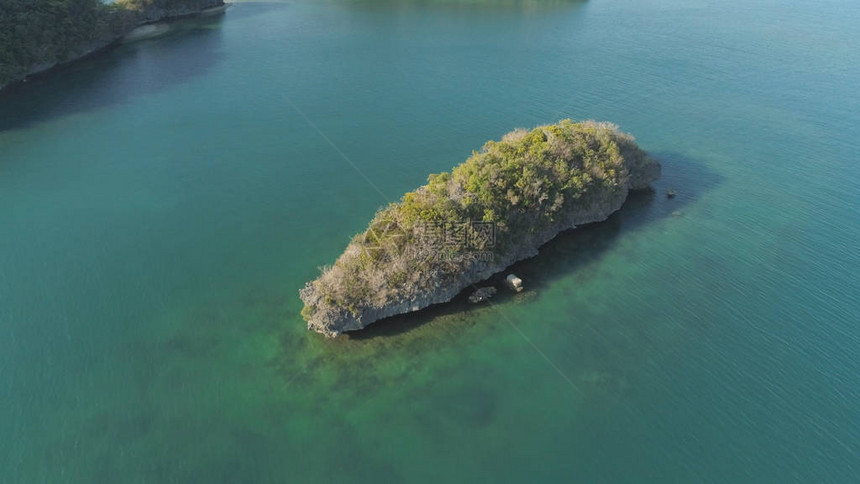 菲律宾潘加西南100多岛公园的小岛屿与海滩和环礁湖之间的空中景象图片